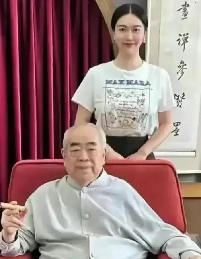 八十七岁的范曾，网上甩出一张婴儿照：我，又当爹了。
孩子妈徐荫，三十六岁，比他