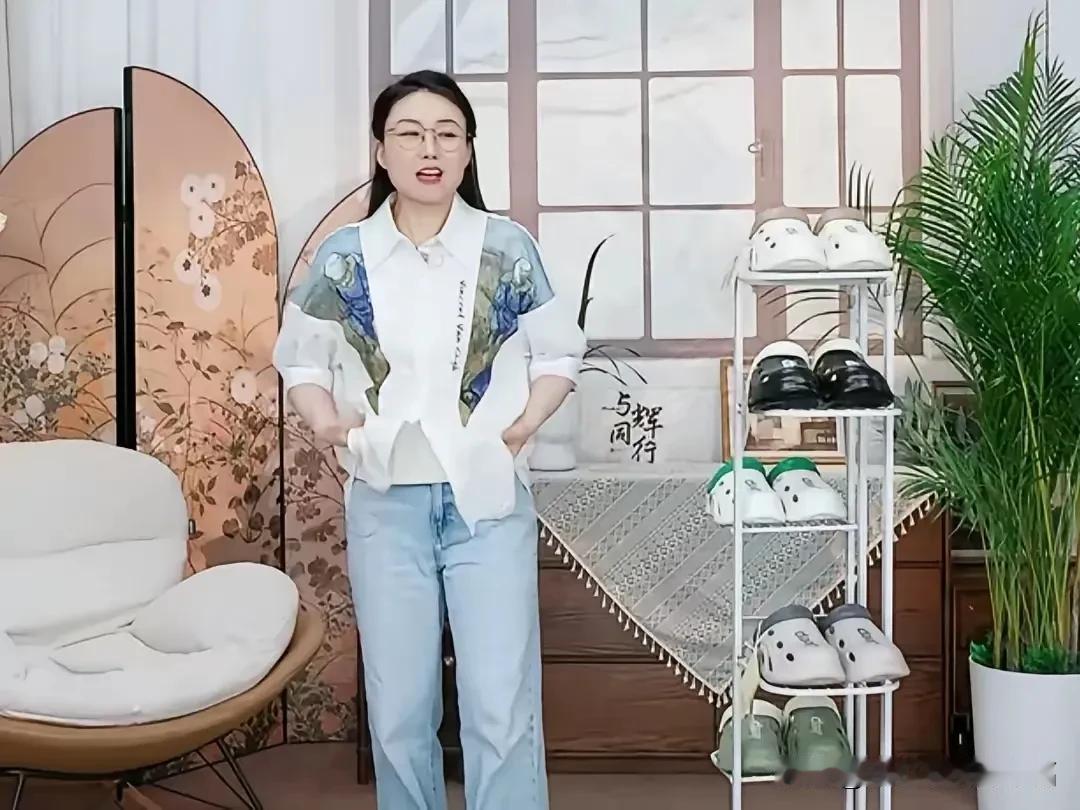 人是衣服，马是鞍，这套衣服是我见过的最适合潇潇的[比心]
洒脱，随性，袖管被漫不
