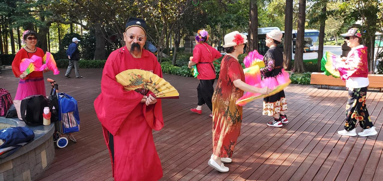 其实，这帮跳东北大秧歌的，与海泊河公园大桥底下的，原是一帮人。现在来到了中山公园