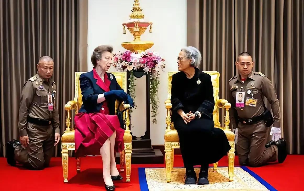 泰国王室成员诗琳通公主接见英国王室安妮长公主的外交场景中，两位王室礼仪人员在后面