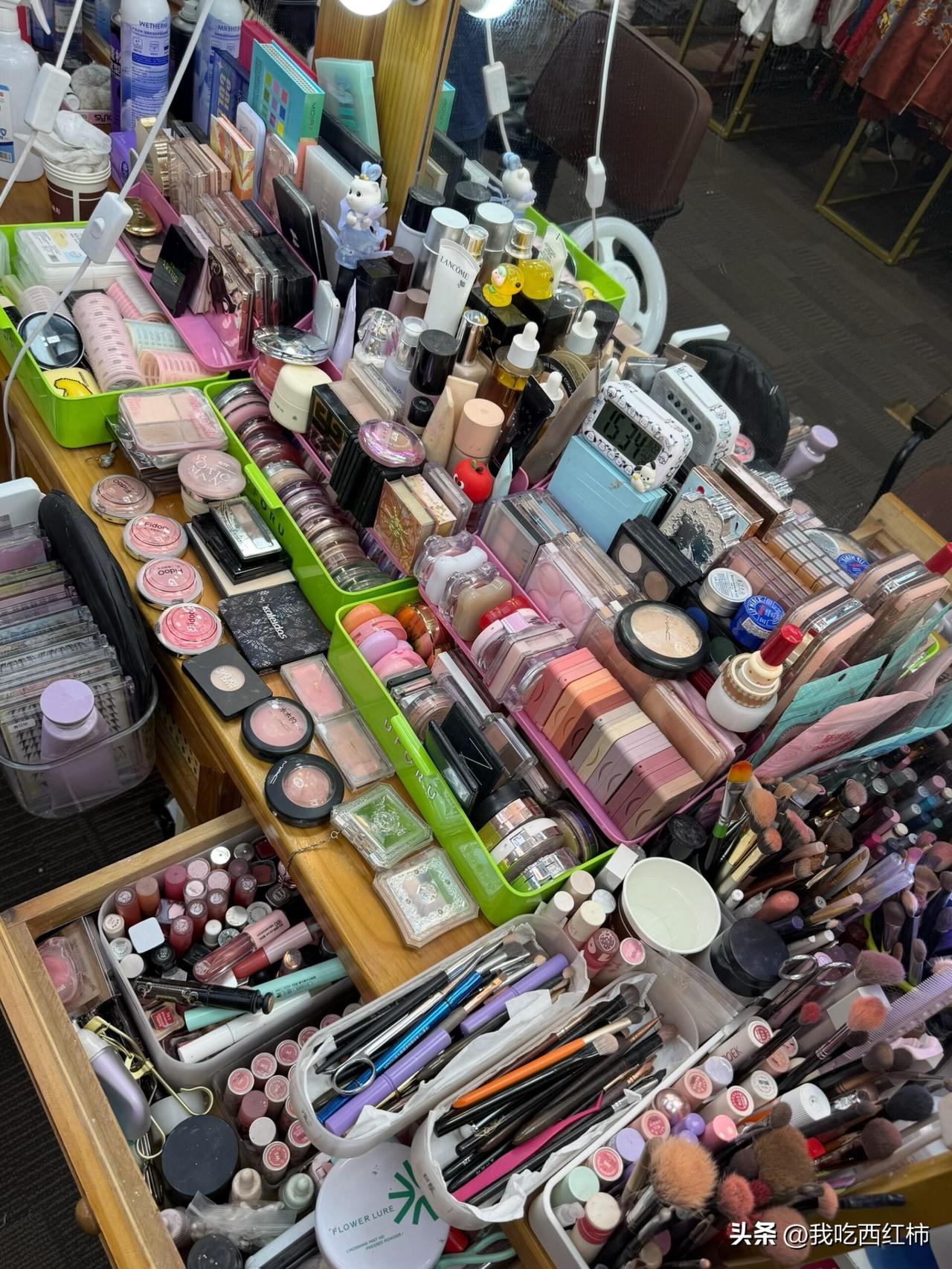 想辞职的心情达到了顶峰
每天十个小时的班上到失去社交 每个月几千块的化妆品买着 