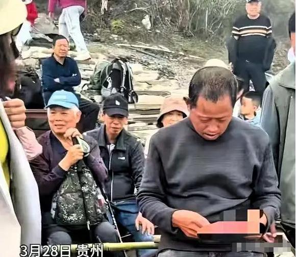 一名年轻女子在贵州梵净山坐了四十多分钟轿子，到山顶按标准付清费用后，又额外掏出两