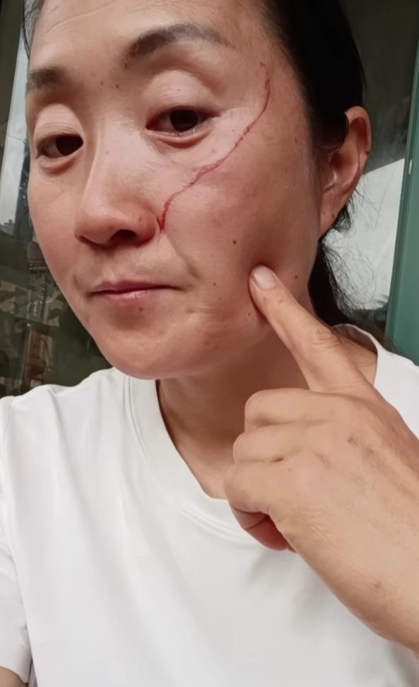 在网上发帖的这位株洲高考母女的母亲，很愚蠢，也不值得同情。

都高考结束了，还要