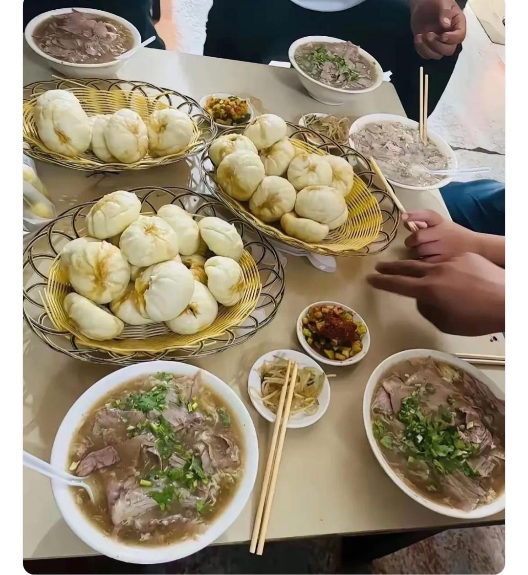 大家看，这是我们北方人的饭量
五个人吃这些，这应该不算多吧？