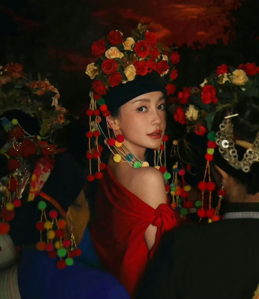 Angelababy羌族服饰路透Angelababy这身羌族造型路透真的惊艳到我