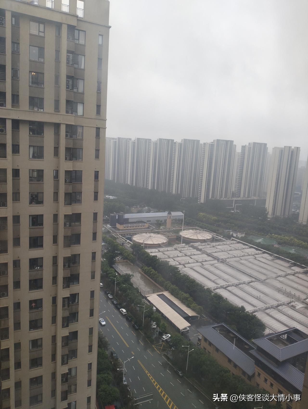 谁把西安的天捅了个窟窿？西安的雨已经断断续续下了有一周了吧！天天出门要带伞，衣服