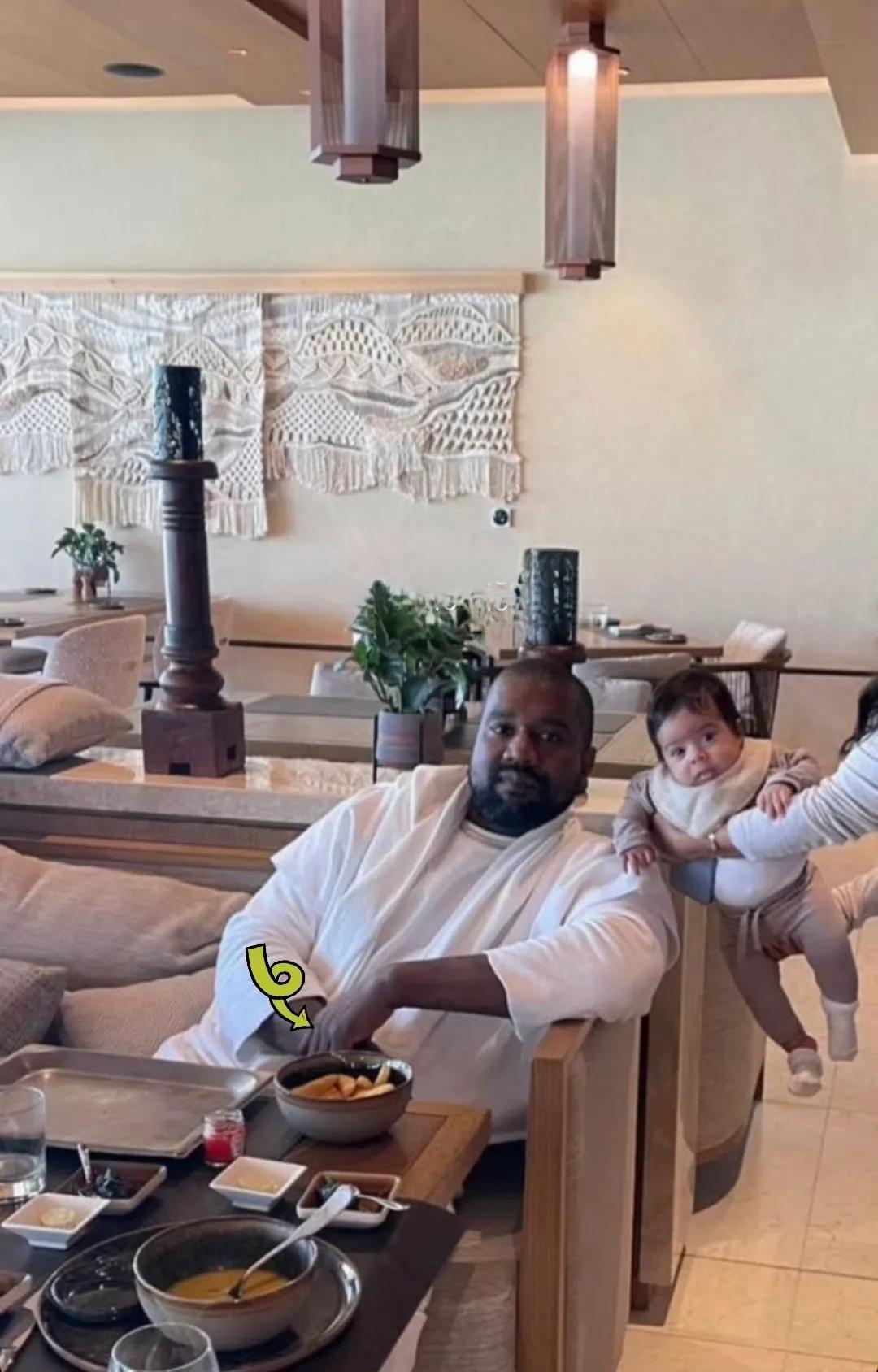 #冬日生活打卡季#侃爷Ye新照曝光，婚戒不再戴疑似感情生变！

侃爷新照爆出，细