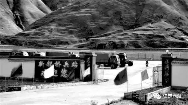 1970年3月29日。早饭后，我们出发了。翻越海拔4000多米的折多山，汽车在雪