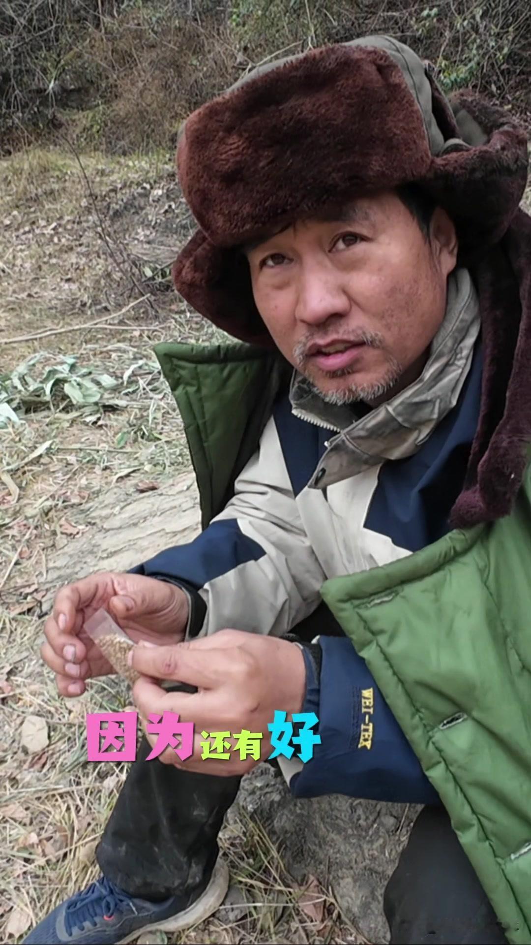 荒野生存第十二天，一到夜里，就会被山里的冷意冻醒。
长时间缺少食物，肠胃早已习惯