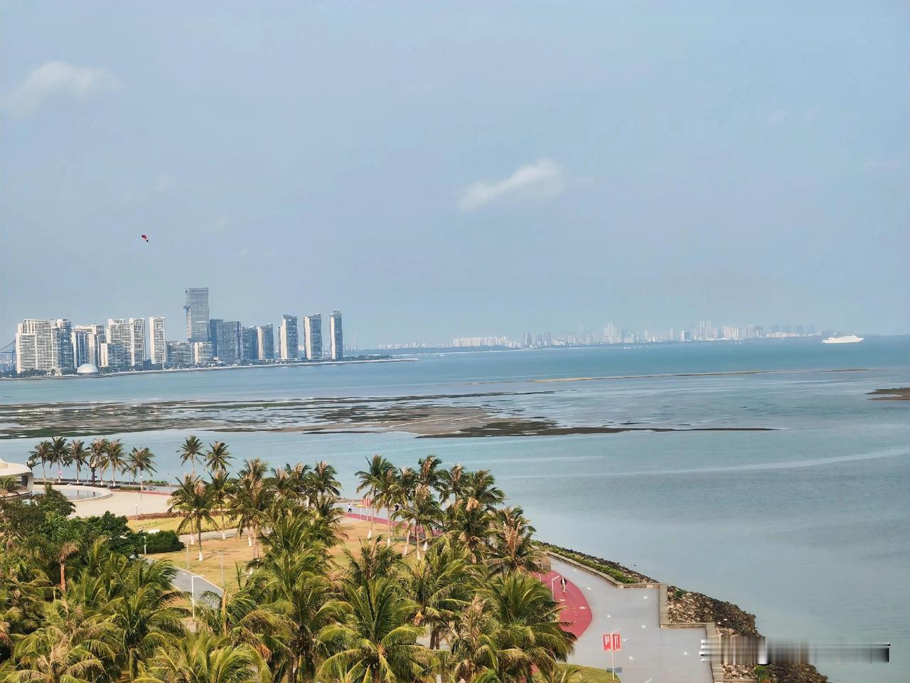 世纪大桥下海口湾变滩涂。不知道哪一天，这些冲积沙滩如果把海甸岛和市区连接起来，海