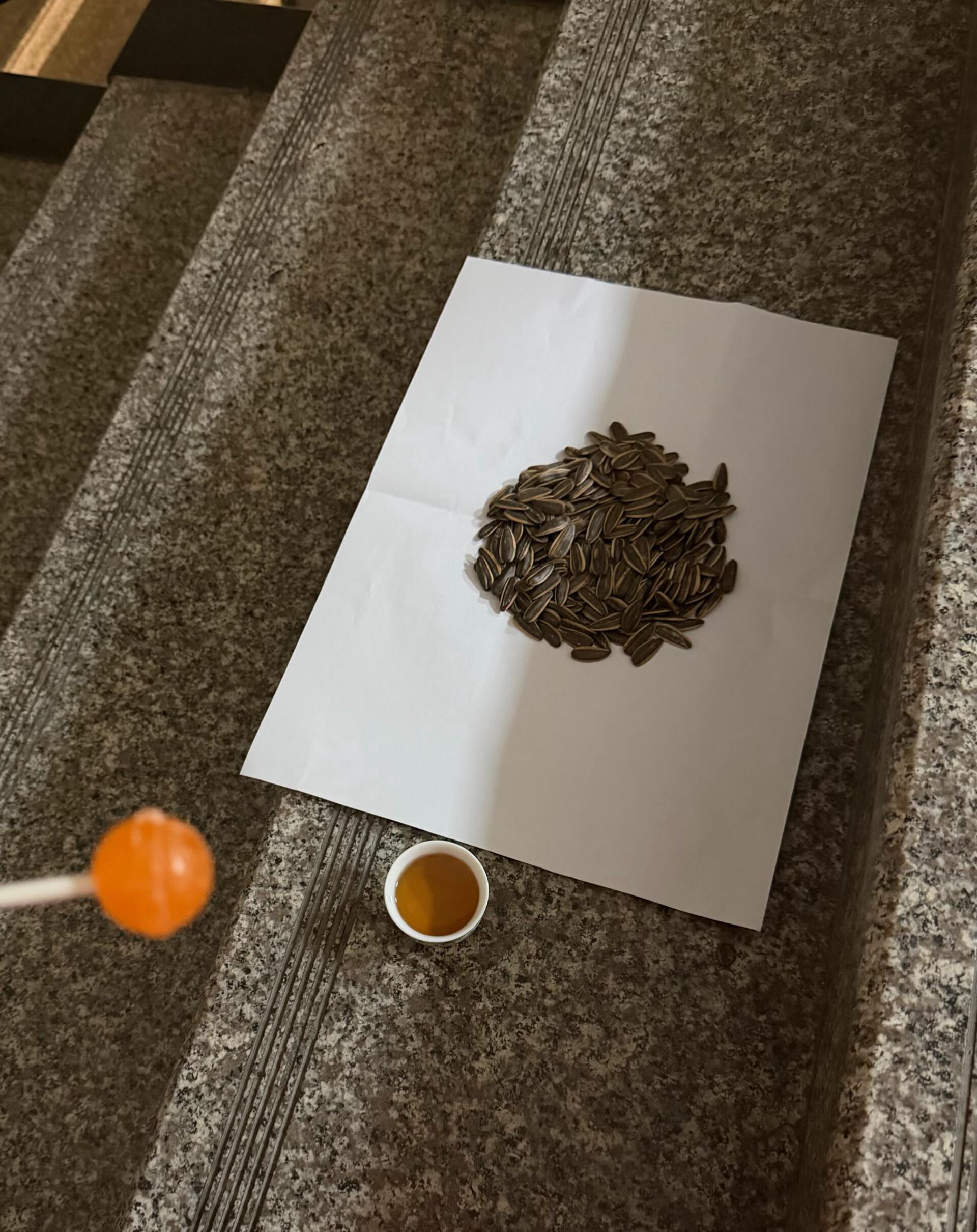 在楼梯间痛哭陌生同学给我送了包瓜子昨晚我因为一些事情彻底崩溃，由于教学楼的公共区