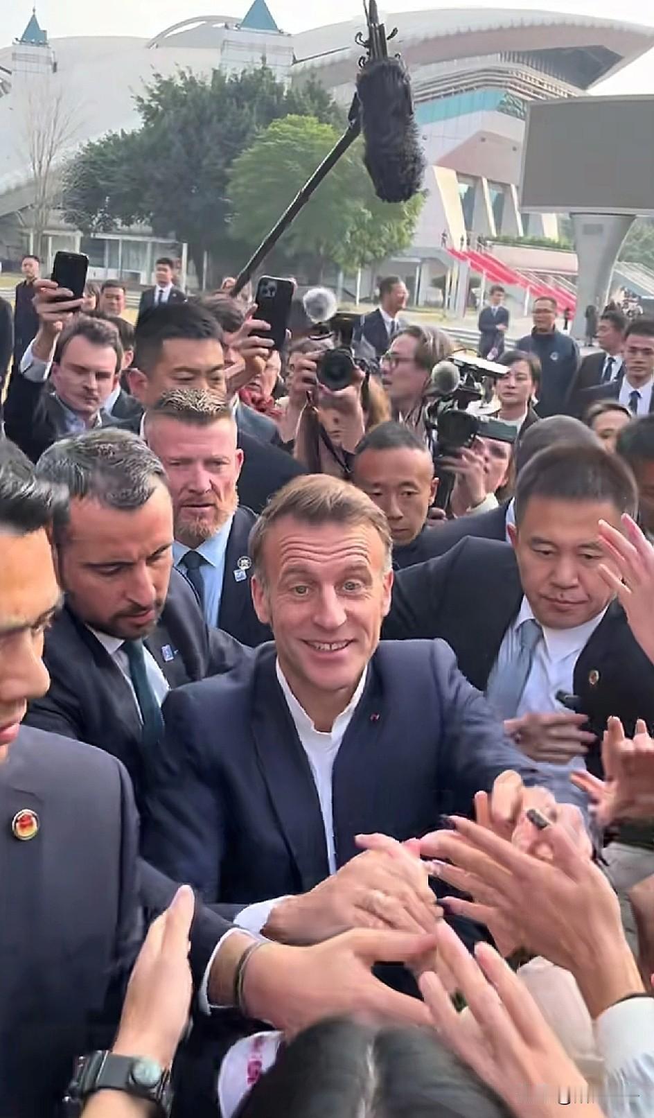 马克龙访问四川大学！[赞]
马克龙嘴都笑歪了，从来都没有享受过这种待遇，说他是欧