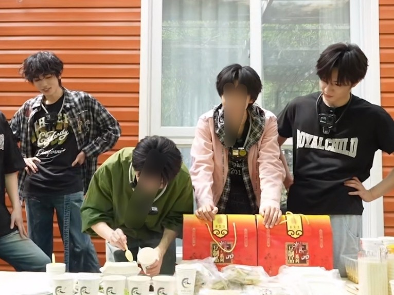 情侣叉腰 