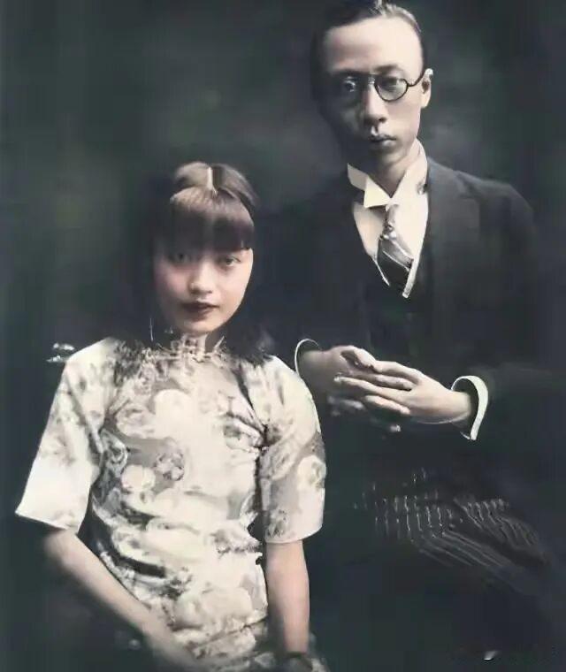 去往东北之后，婉容被裹挟进伪满洲国的牢笼。昔日明媚的皇后，被困在冰冷的伪宫之中，