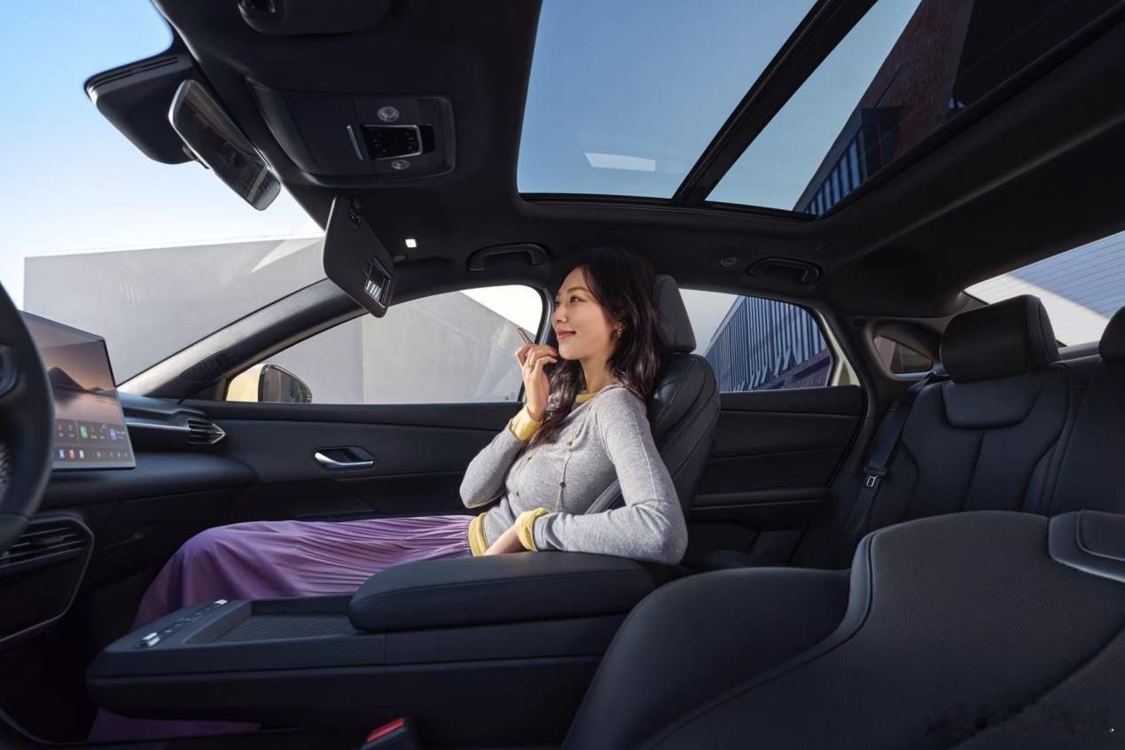 4月15日，领汇汽车首款车型e7正式上市，官方指导价9.58-11.58万元。新