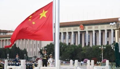 有人说只要美国轰然倒塌，中国就是理所当然地成为世界第一，这种说法有些天真了。
 