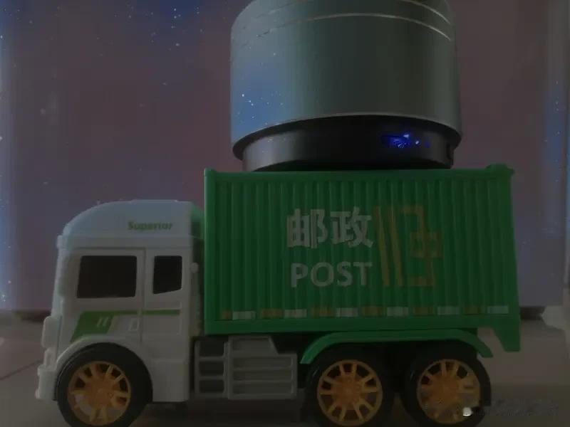 硬件层面诚意十足，易三方三电机搭配云辇-A悬架，路面预瞄实时调节减震，颠簸路面平