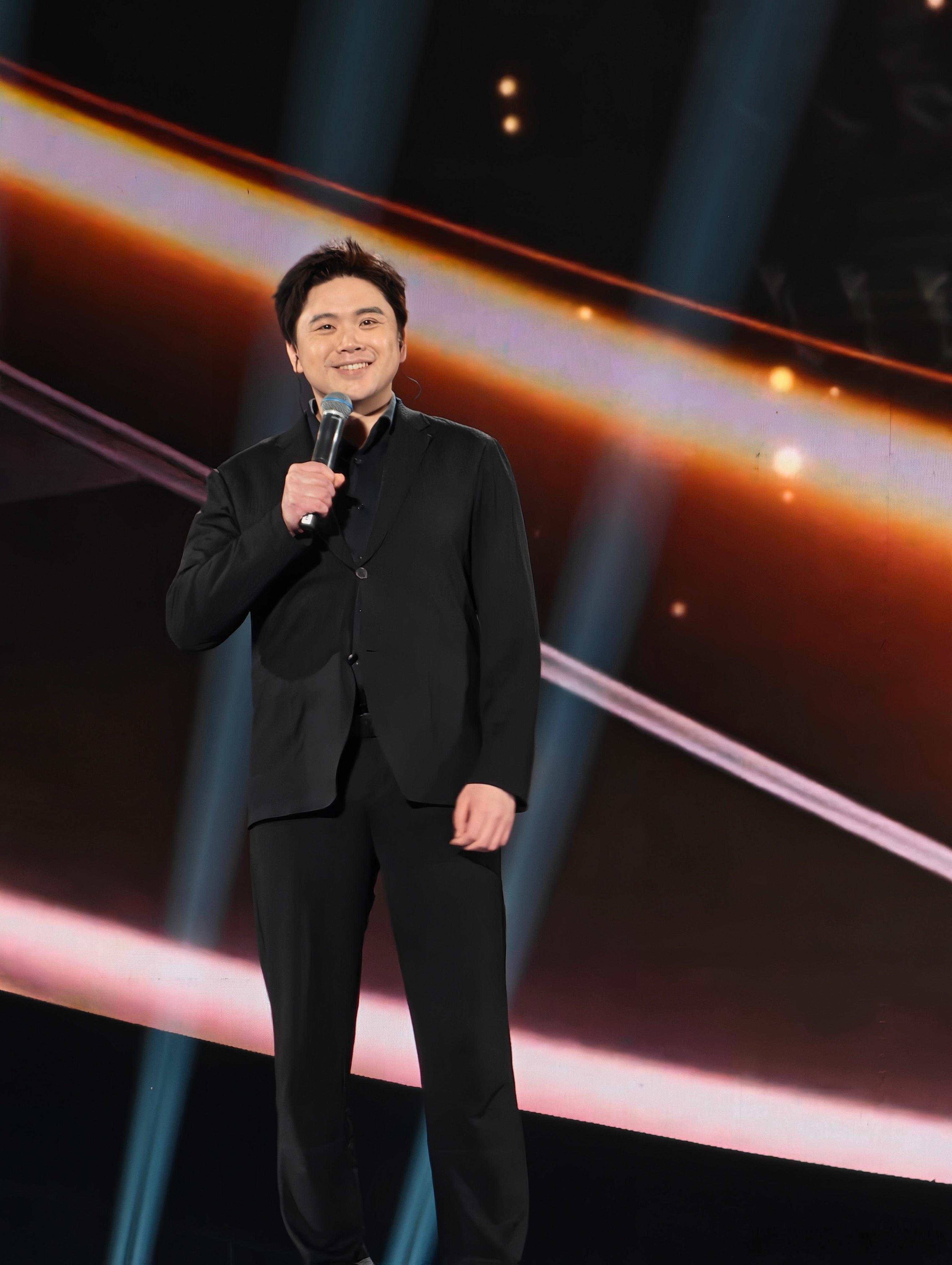 把年会办成演唱会的规格，追觅这波太排面了。撒贝宁、韩红、毛不易、萧敬腾、李克勤、