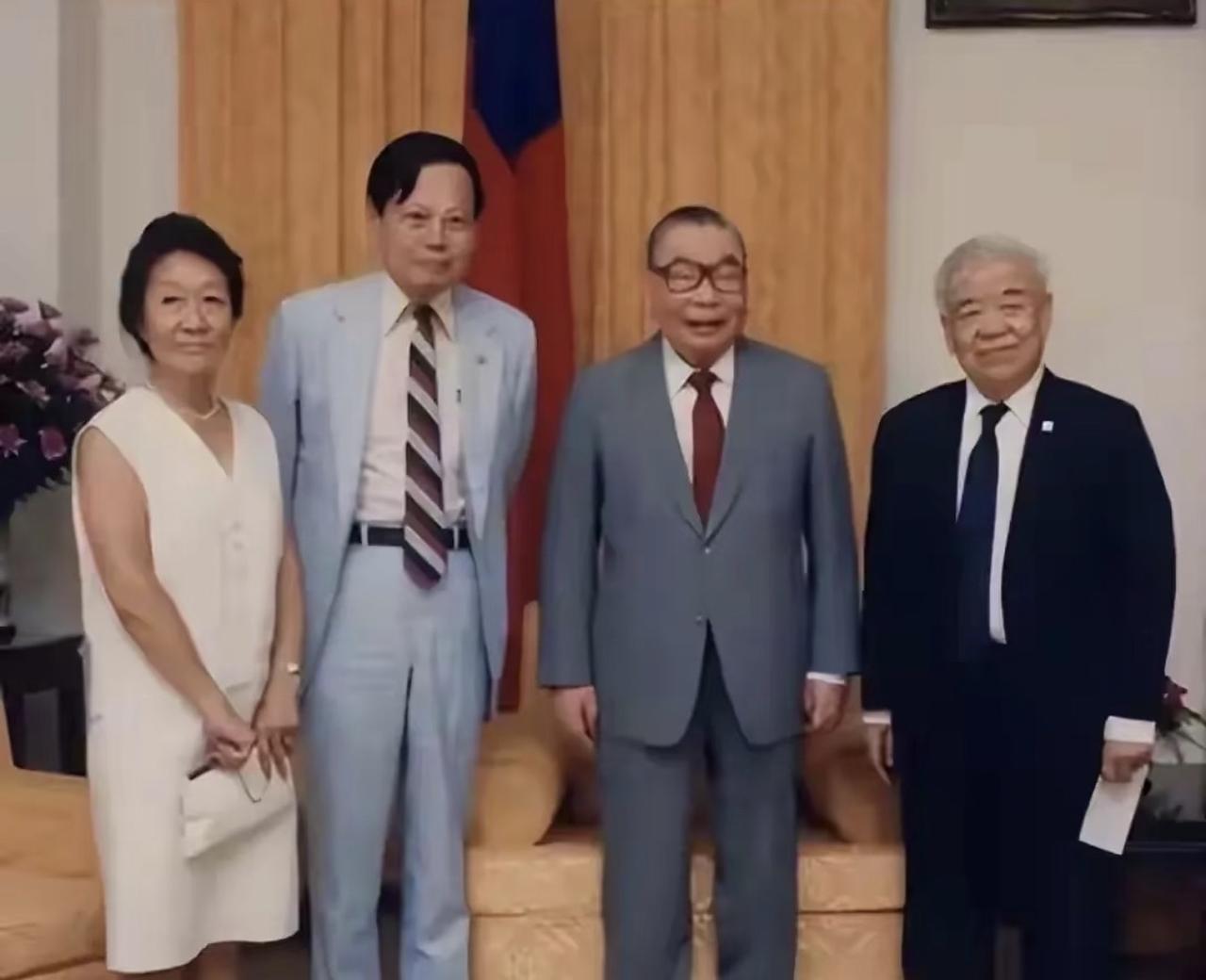 不少历史科普账号把这张老照片里的杨振宁错认成李政道，还瞎编所谓蒋经国接见李政道的
