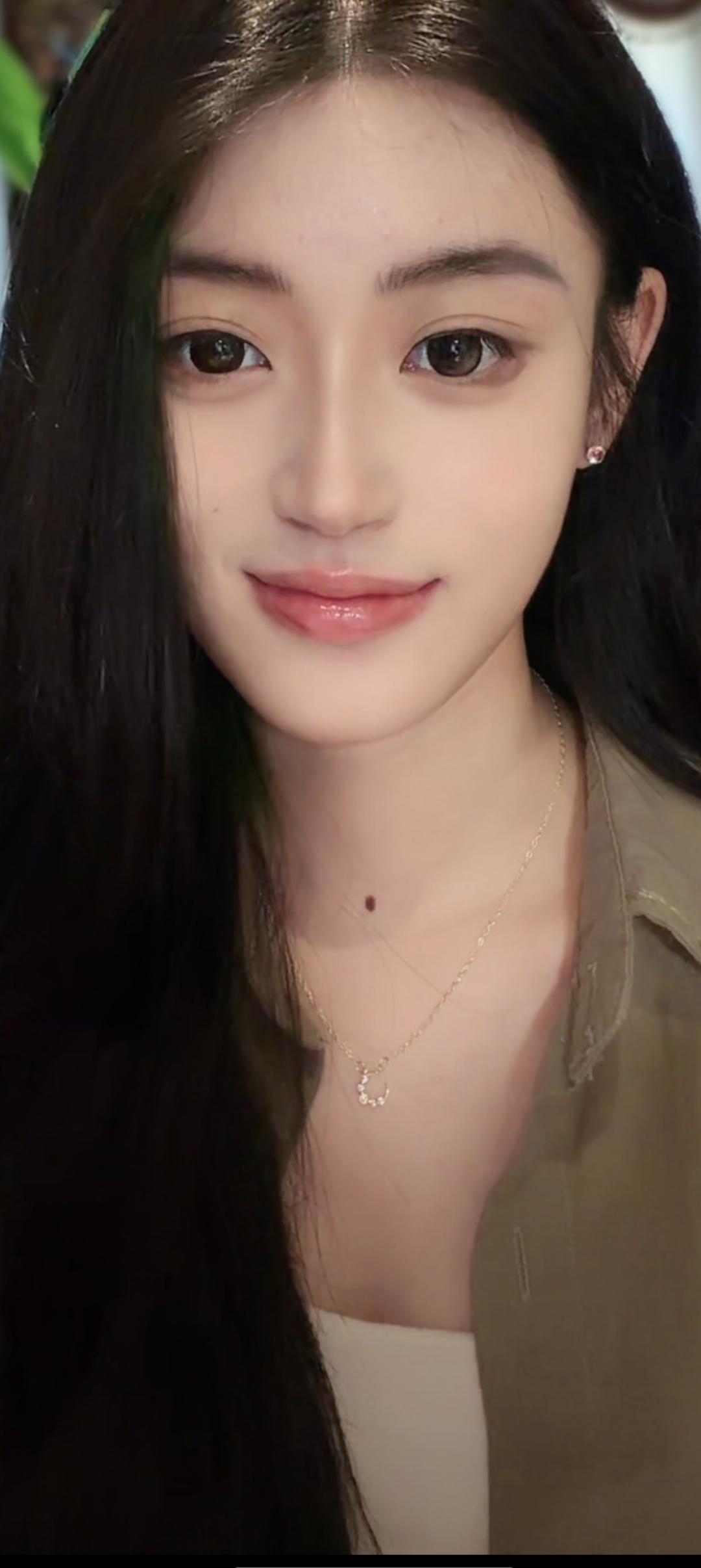 这姑娘真可爱，笑容好甜！