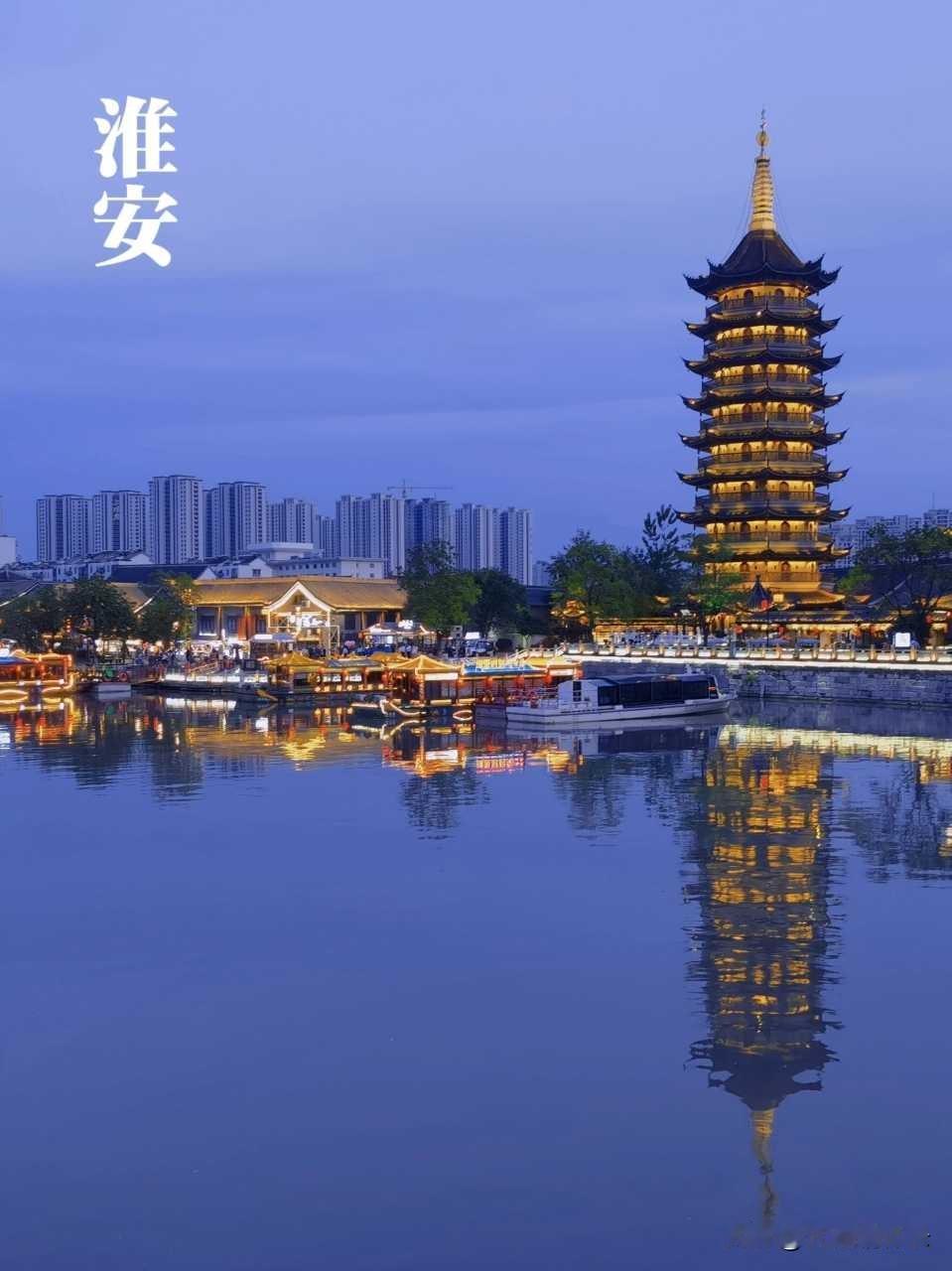 是运河水缓缓流淌，大闸口、轮埠路码头人声不息，汽船靠岸，小贩提着茶馓、茶干往来兜