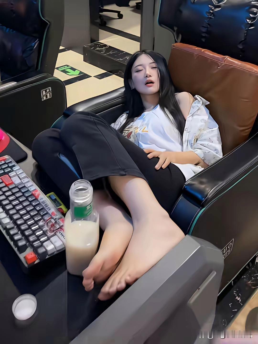 在网吧看到的
看着怪可怜的
该怎么劝她回家呢