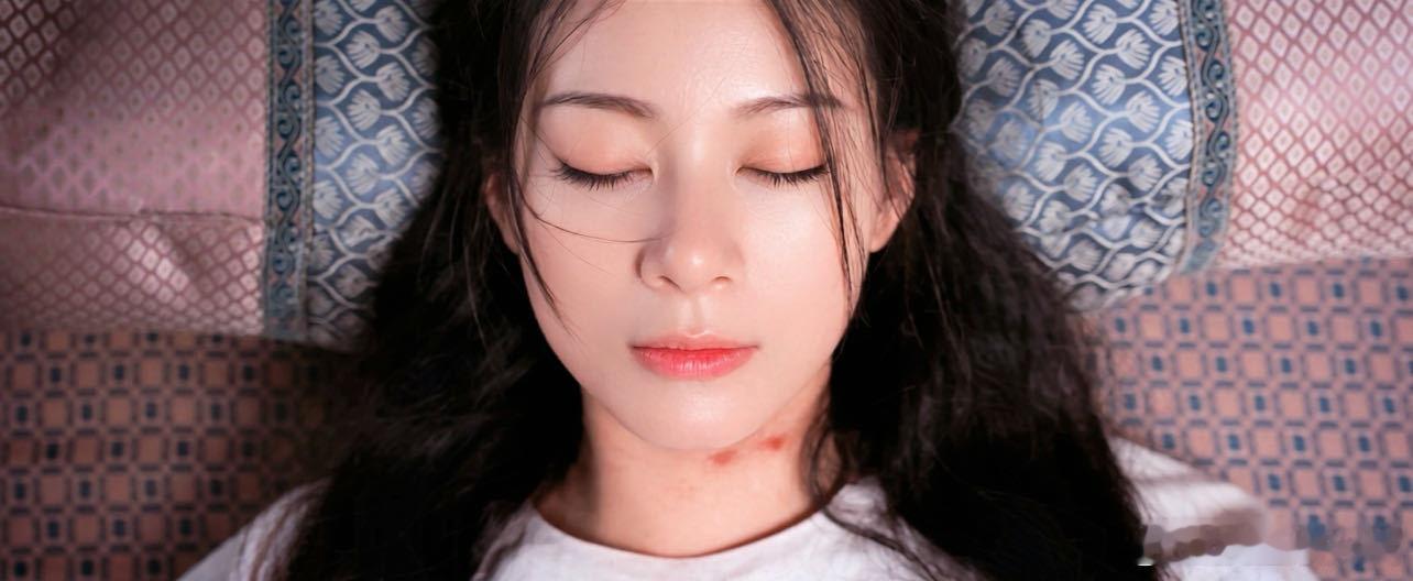 赵昭仪中毒戏赵昭仪馥之精神失控这段 孤身身陷囚牢饱受毒药摧残，往日鲜活气质尽数消