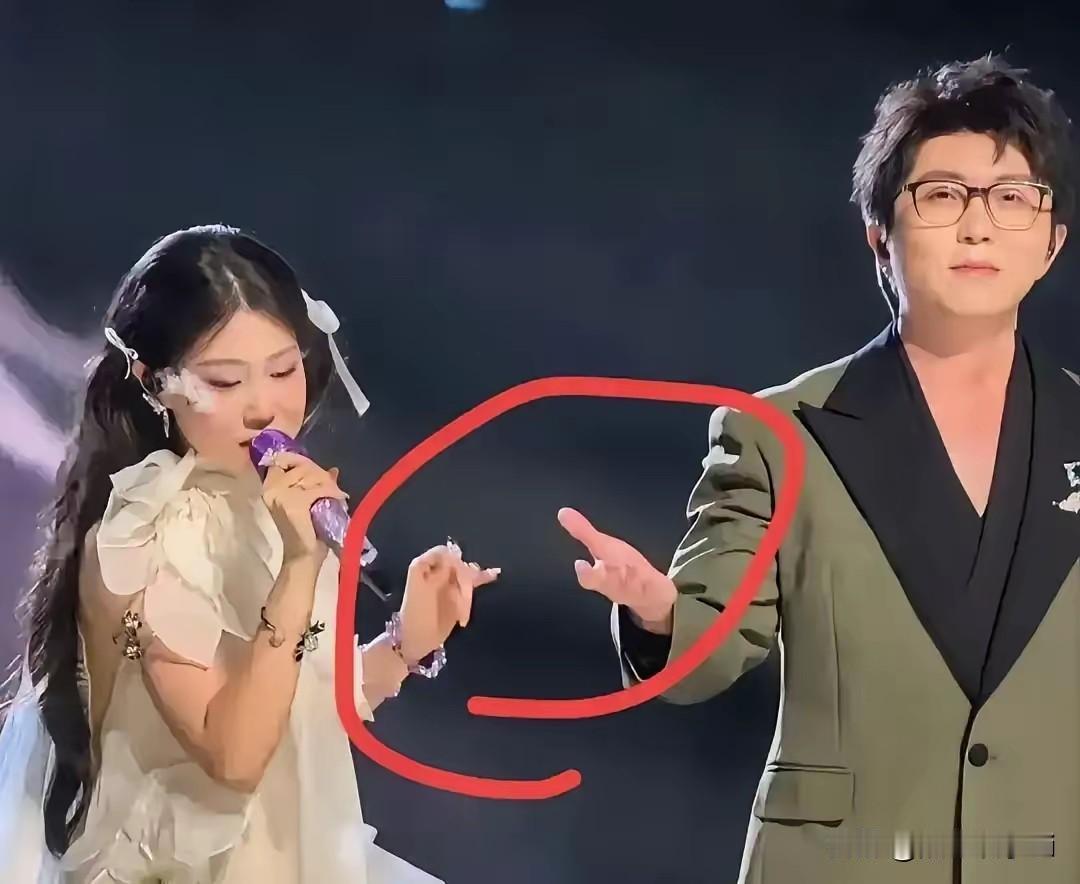 毛不易的原创歌曲消愁，在唱之前，薛之谦说，毛先生，你比任何一个人都需要这个舞台，