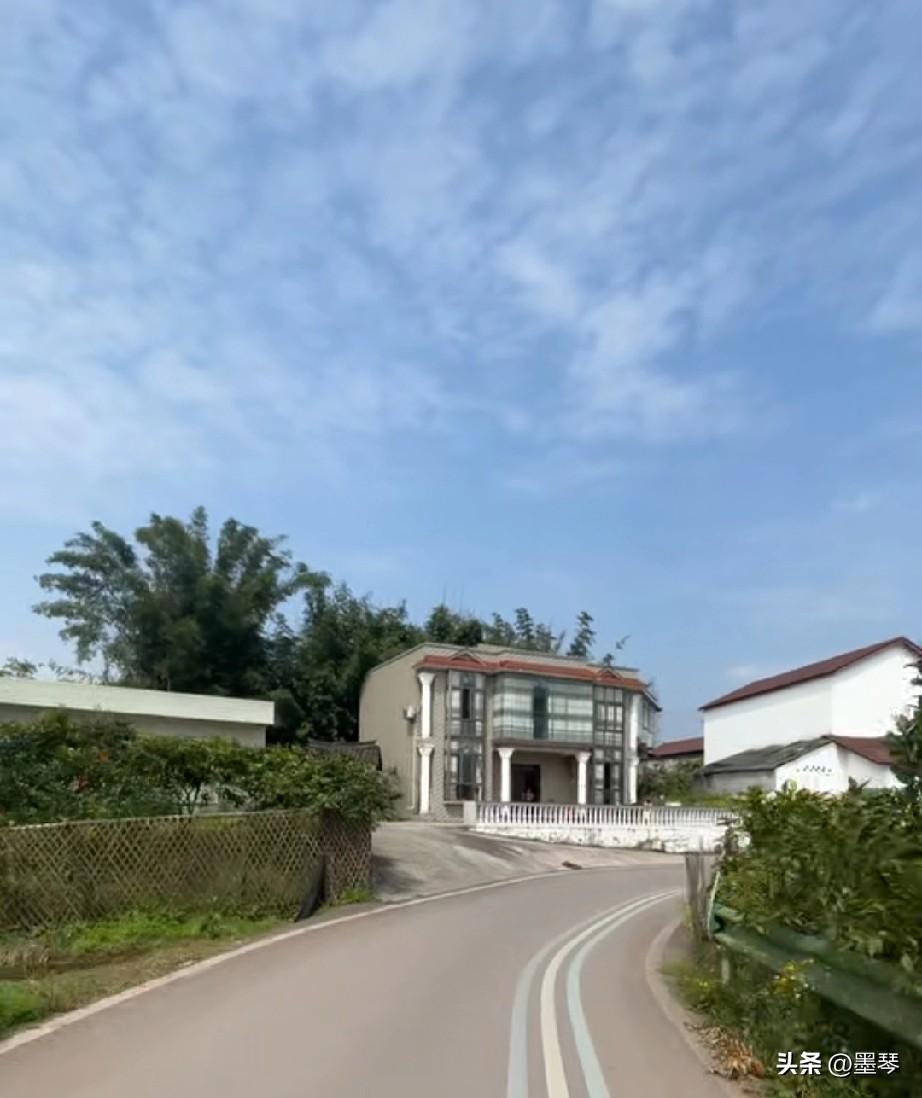 家里有儿女，是留在身边好，还是让他们去外面闯荡好？[抠鼻]

其实，一直以来这个