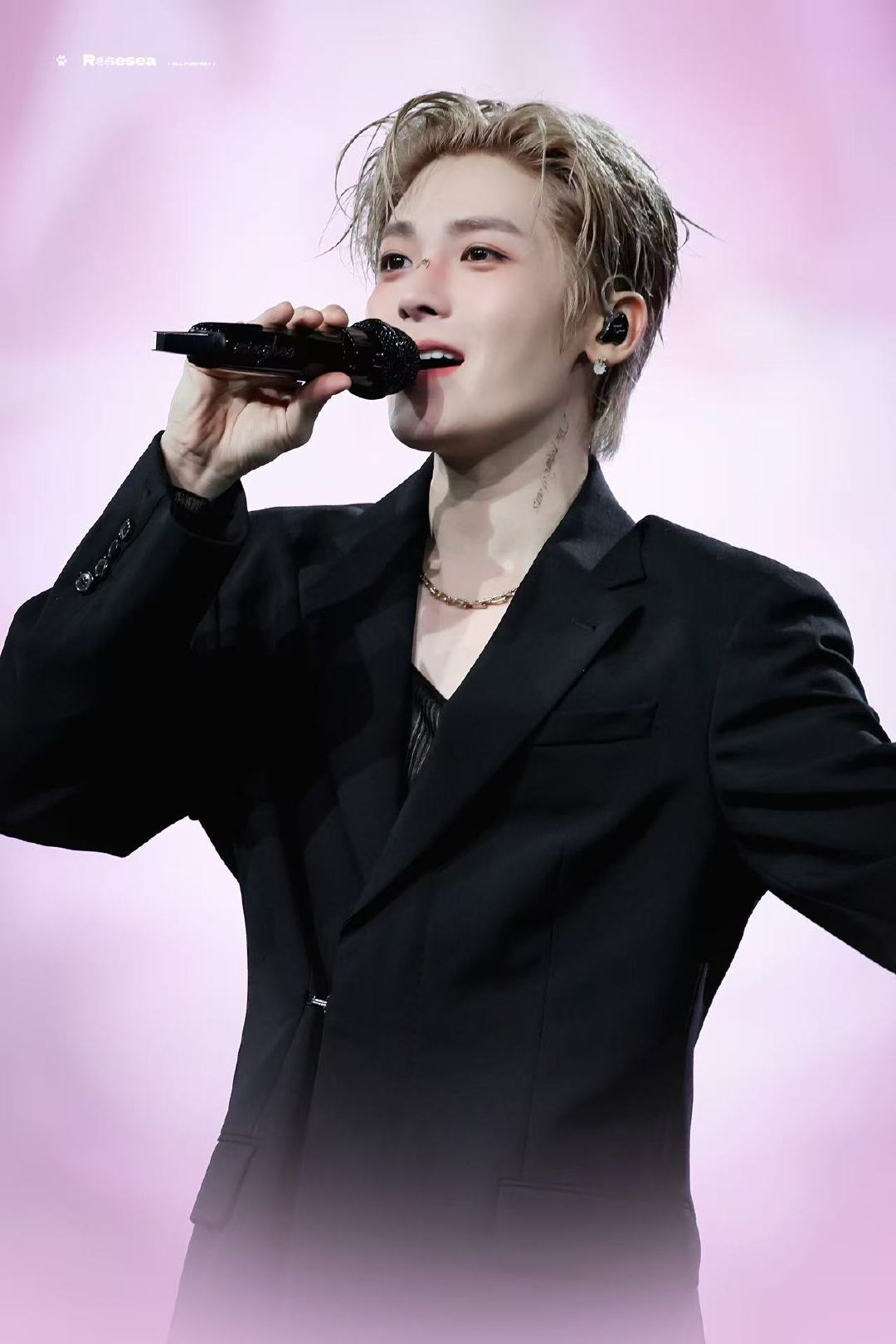 侯明昊回应歌手补位选曲歌手2026推掉不少拍戏工作专心备战补位，筛选数十首曲目，