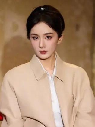 杨幂，真的越来越漂亮了！

这样的一身穿搭，看上去简单、干练，但丝毫掩饰不住她精