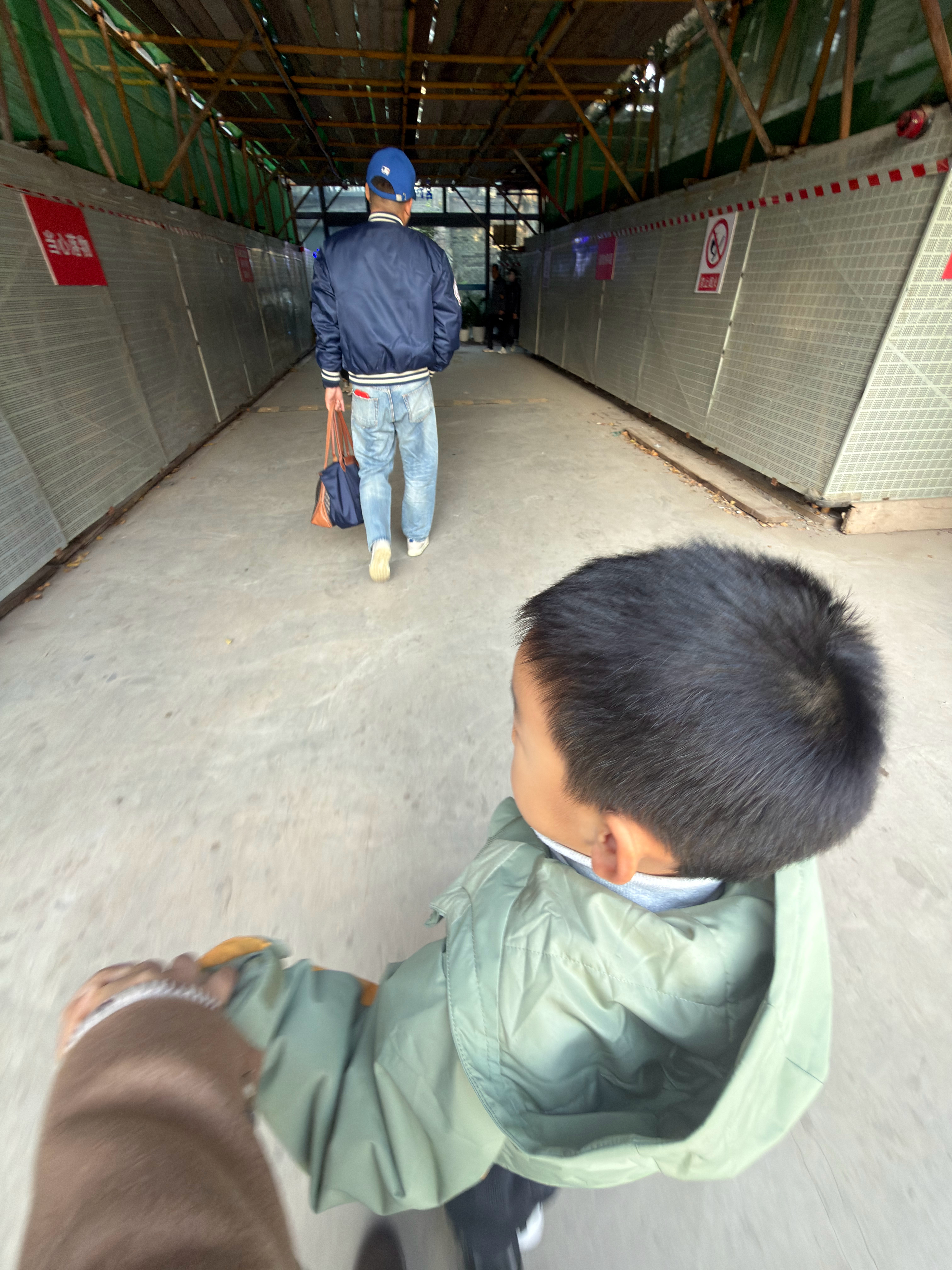 早上爬起来把爷俩送到医院继续看上次没看完的近视问题叫了外卖看他俩吃好早饭取了号排