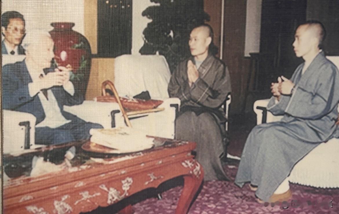 1997年10月18日，赵朴初与中国佛教协会首批派往韩国留学的普正法师、达正法师