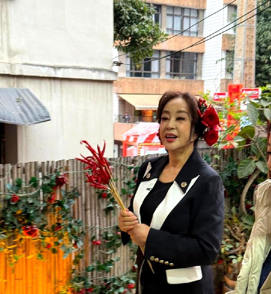 我爷爷总念叨，刘晓庆跟他差不多年纪，他腰都直不起来了。
 

人家倒好，直接杀进