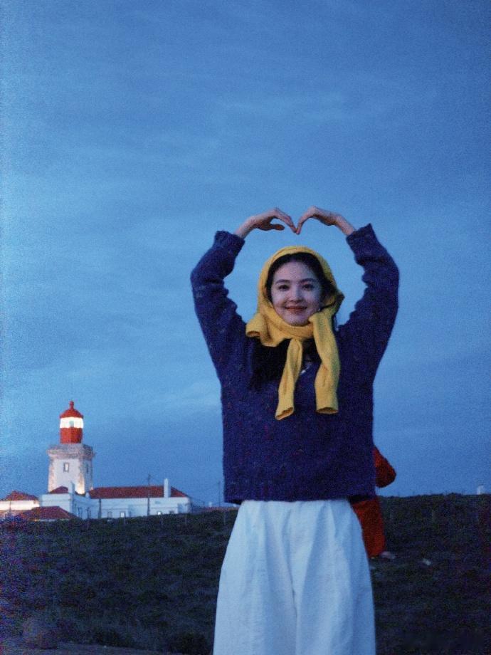 章若楠肆意旷野生日照，章若楠的生日大片来袭，期待住你永远成为自己热爱的样子，继续