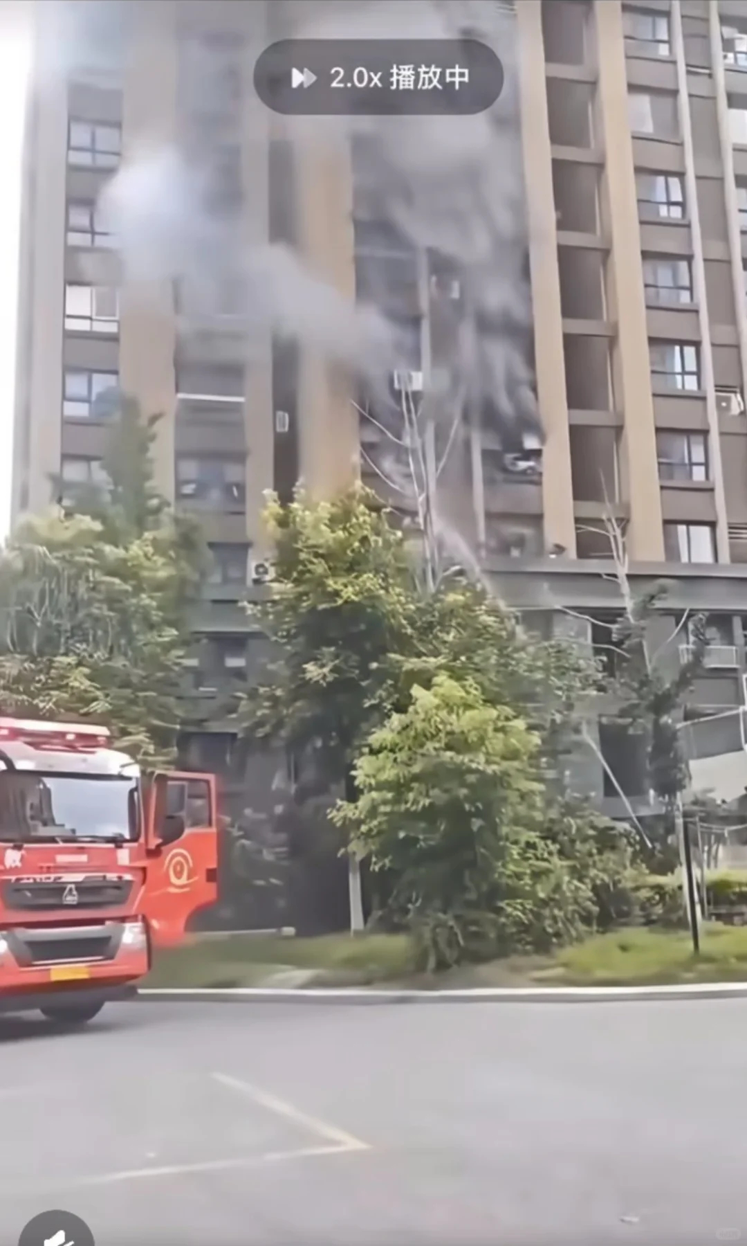 连云港火灾 云梯连云港母女 蒸汽烫人  楼下位置这么宽敞搭个云梯先把这对母女救下