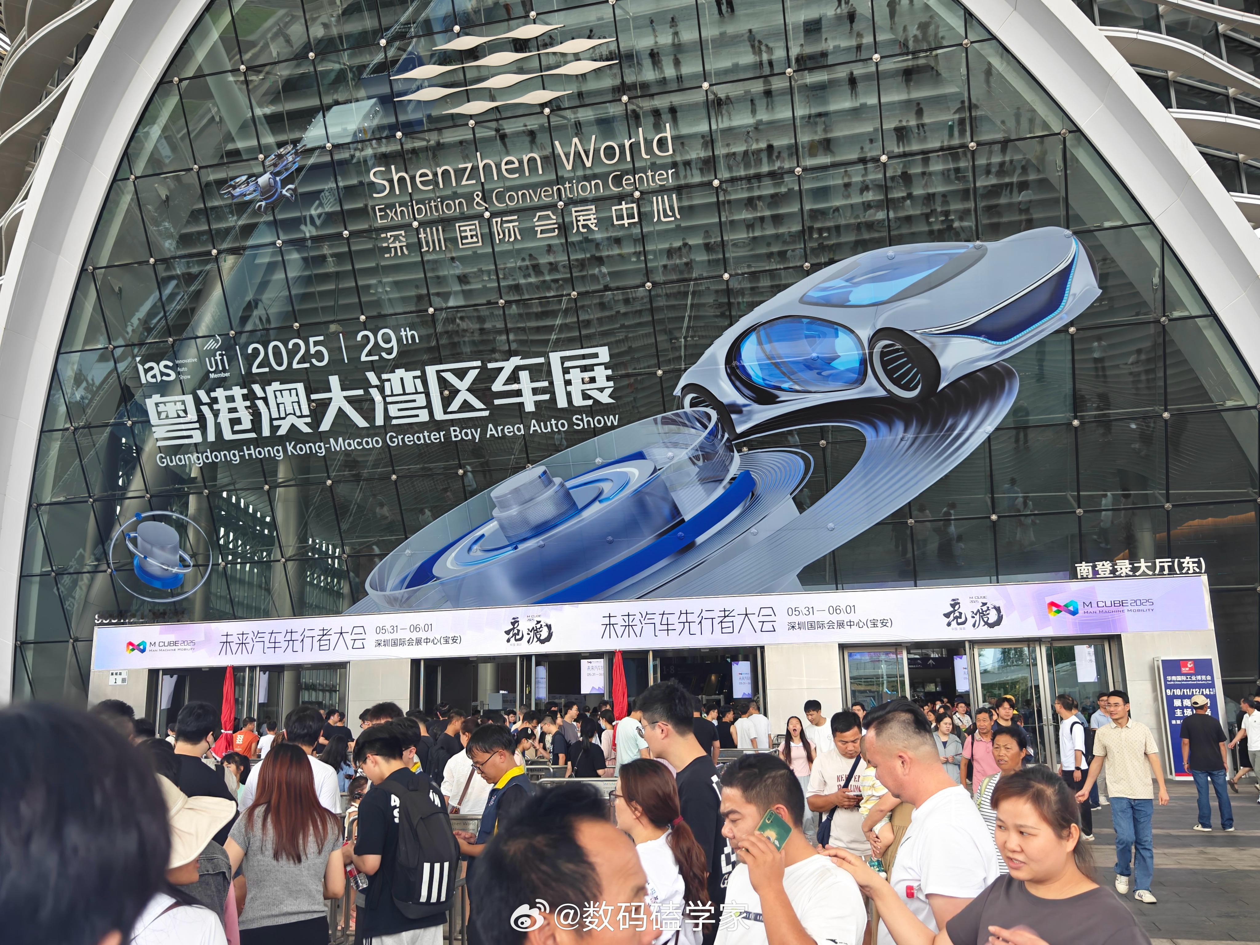 数码博主逛展日记 今天的粤港澳大湾区车展比亚迪又包场了[并不简单]，整个1号馆都