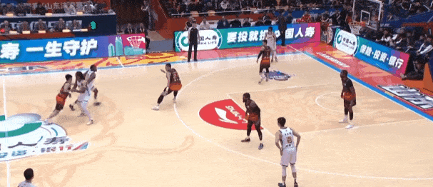 广厦找回状态了，小巴里布朗连中两记三分，广厦追到二十分以内



广厦半场居然落