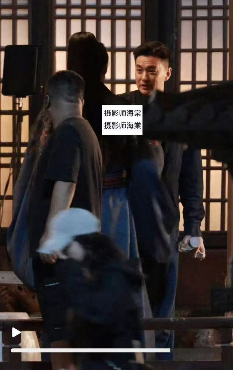 王鹤棣将门毒后台词听力测试 哇，周一围也来探班王鹤棣了耶✌是招人喜欢和欣赏的王鹤