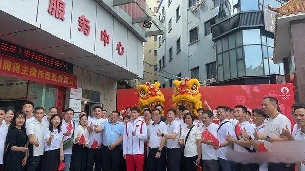 梁伟铿回村吃席 老广标配[偷笑] ​​​