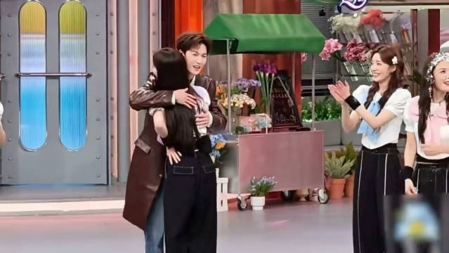 孟子义李昀锐是官宣还是剧宣
尚公主剧宣，所有人感受这段，居然还有接送下班环节！两人公众场合下就这么抱