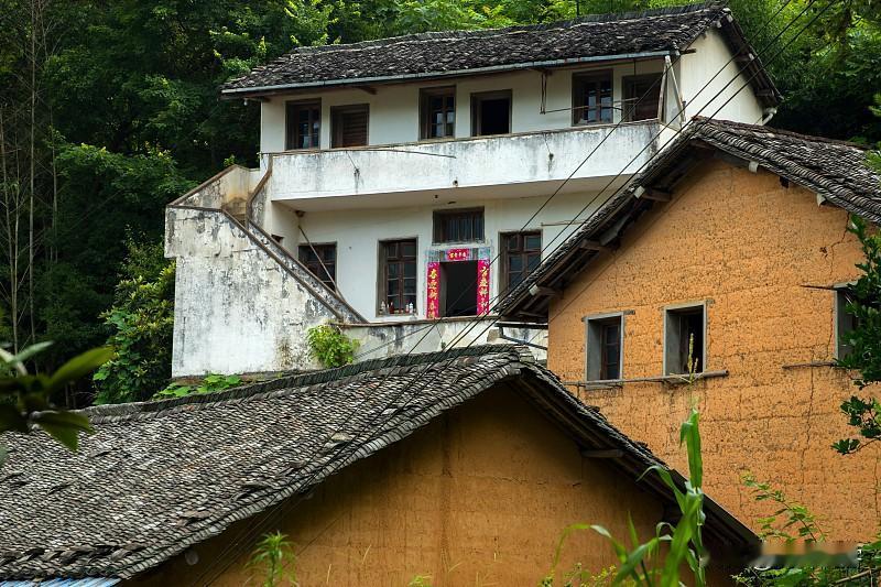 房子租不出、卖不掉，确实让人头大。像郑州金水区有很多97、98年的老房子，空置着