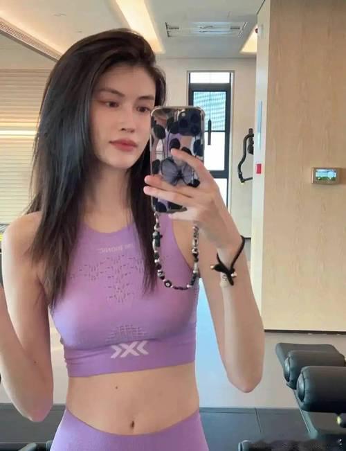 热点观点﻿ 何穗产后复出喊停超人妈妈！拒谈牺牲，戳中千万职场妈妈何穗产后登《时尚