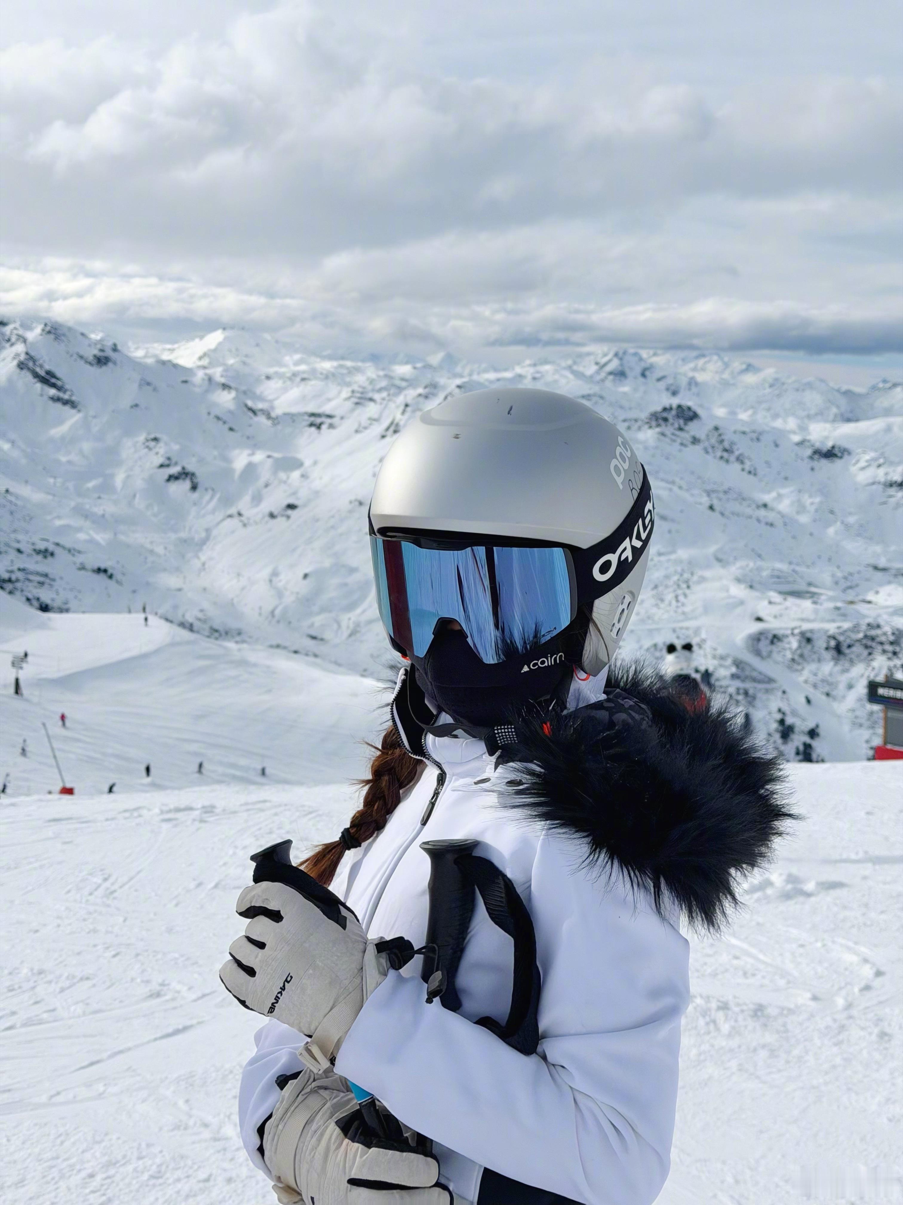 站在高雪维尔最高处，和雪山合照的玫瑰宝宝