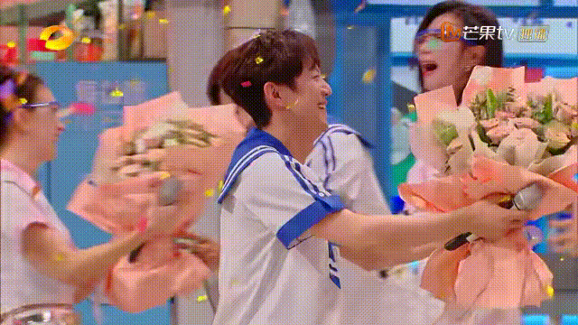 #何炅谢娜哭着拥抱#今晚播出的《你好星期六》中何炅谢娜合体，好像又回到了《快乐大