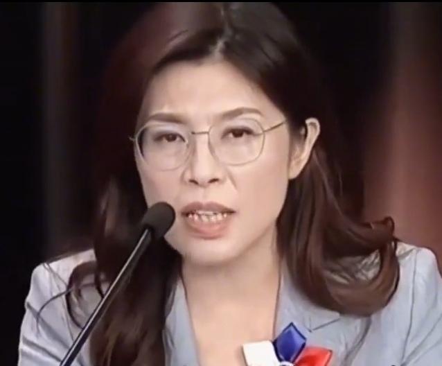 郑丽文可能把九二共识的意思歪曲了，口中说坚持九二共识，但完全不谈两岸统一。
郑丽