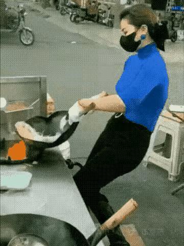这位“炒粉姐”后来应网友的强烈要求摘掉了口罩……据说炒粉的销量立刻直线下降。 