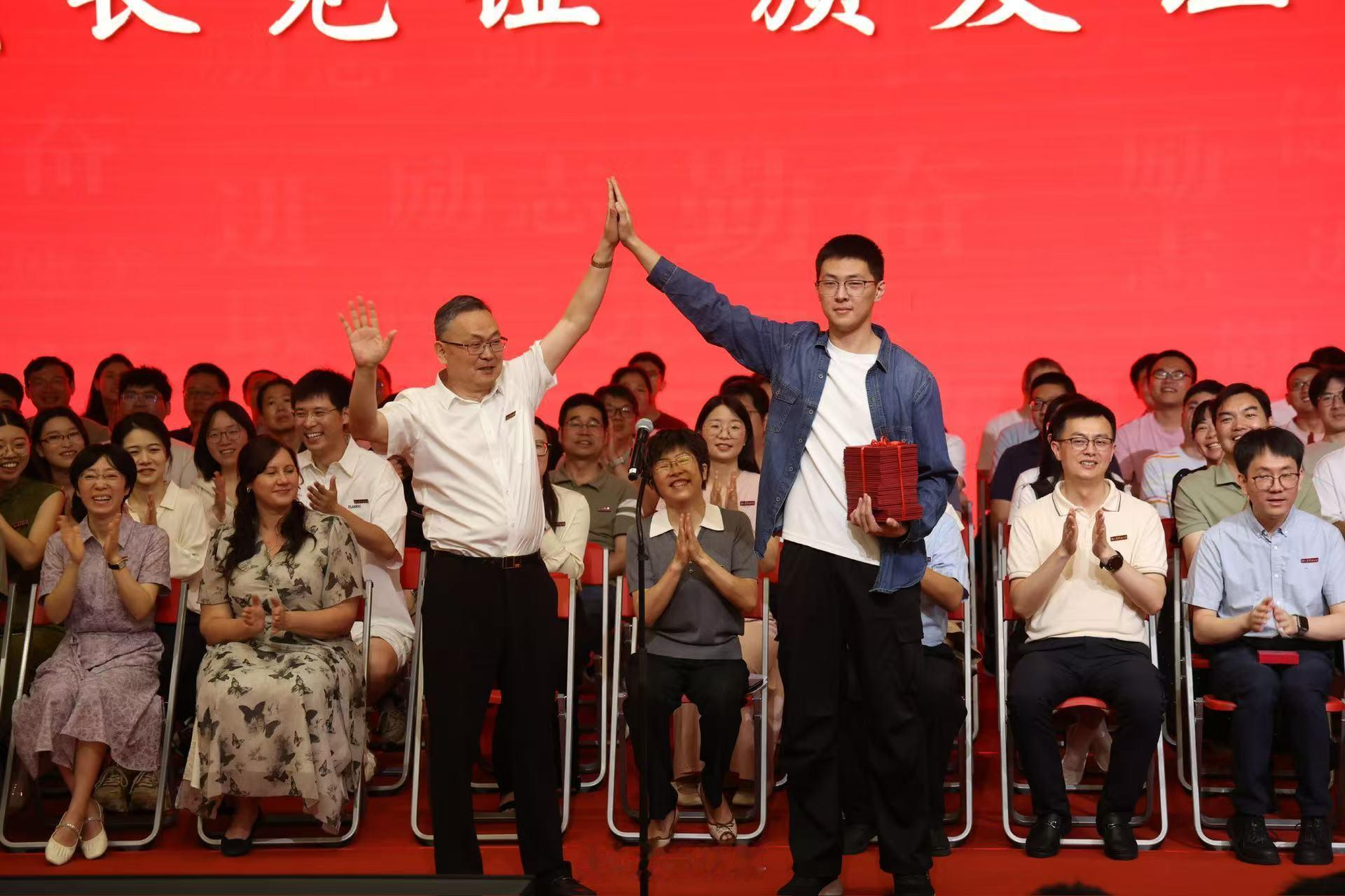 宁波镇海中学校长为高三学子送上毕业寄语 6月5日，镇海中学举行2026届高三毕业
