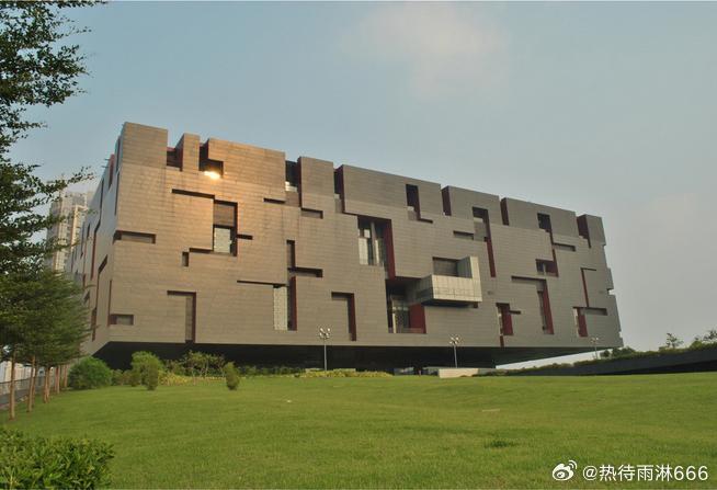 【广东省博物馆新馆】广东省博物馆新馆位于广州市天河区珠江东路2号，其西面是广州大