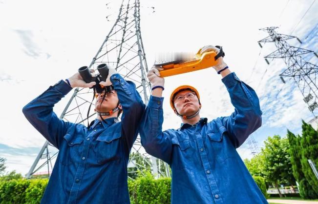 7月31日12时27分，北京电网最大负荷冲到2815.1万千瓦，距离2835.4